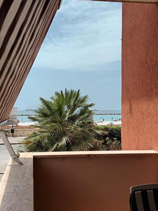 Appartamento fronte mare, con parcheggio privato Alghero Esterno foto